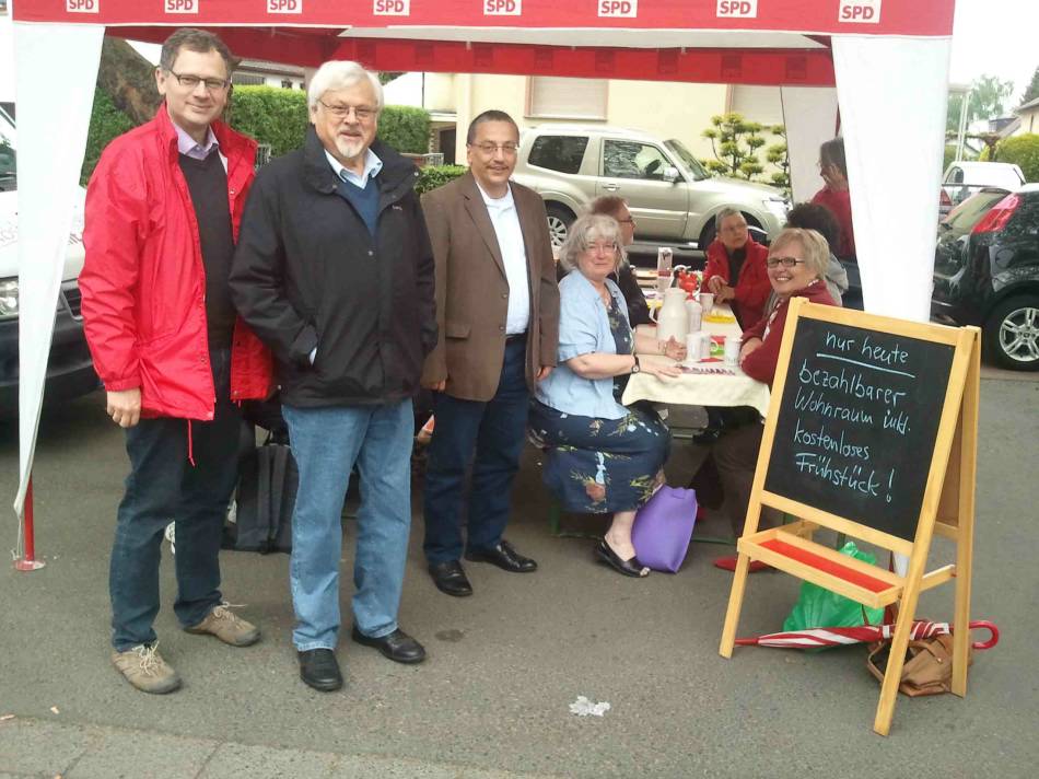 Schmitt, Engel, Lux (v.l.n.r.) auf dem Klein-Karbener Wochenmarkt