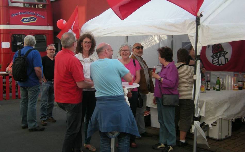 SPD-Fraktionsvorsitzender Görlich, Bürgermeister-Kandidatin Kassold, Vorstandsmitglied Schmidt, Parteivorsitzende Zobeley u.a. am Juso-Stand beim Klein Karbener Markt