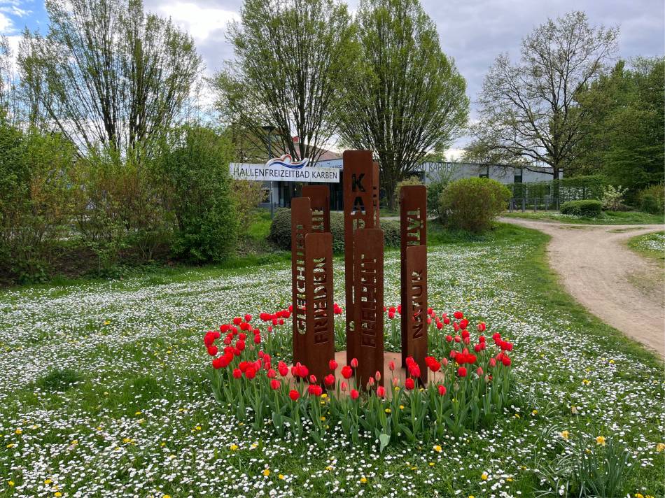 SPD-Skulptur vor dem Hallenfreizeitbad SPD-Skulptur vor dem Hallenfreizeitbad