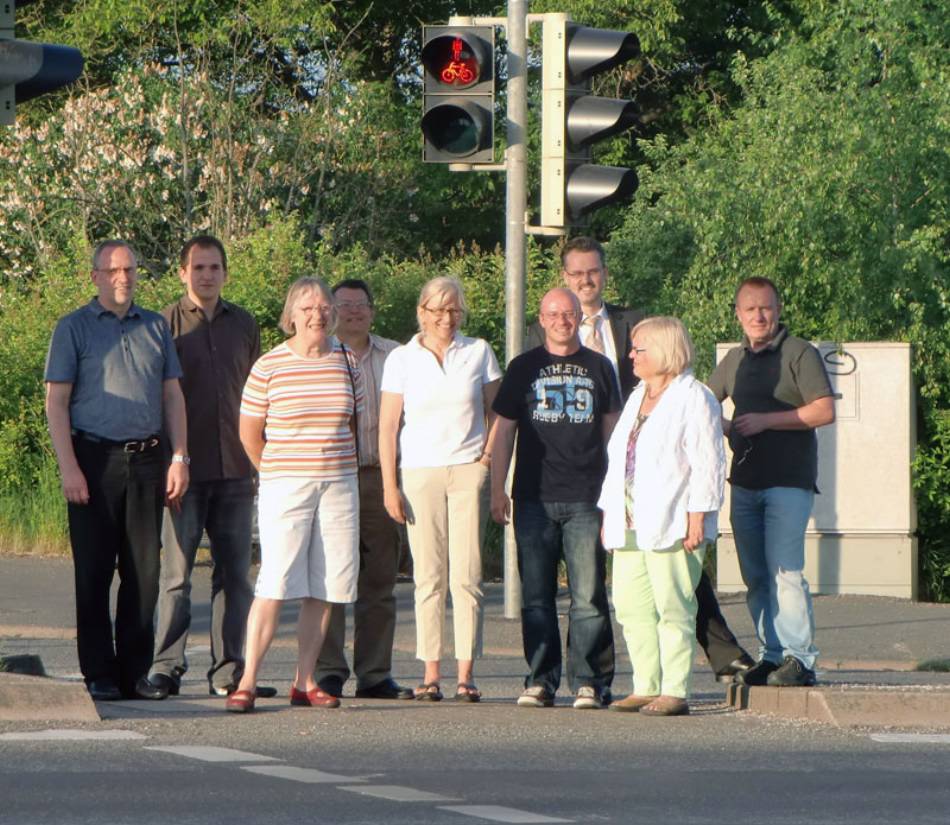 SPD-Stadtverordnete begutachten die Ampelschaltung