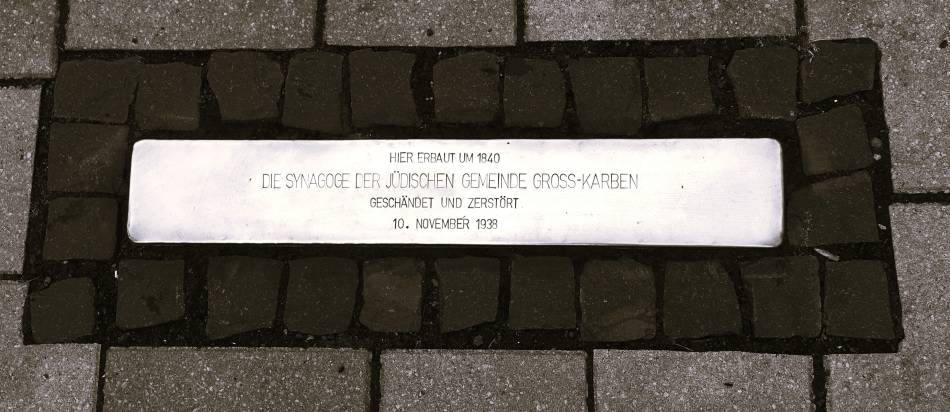 Stolperschwelle vor dem Grundstück der ehemaligen Synagoge Stolperschwelle vor dem Grundstück der ehemaligen Synagoge