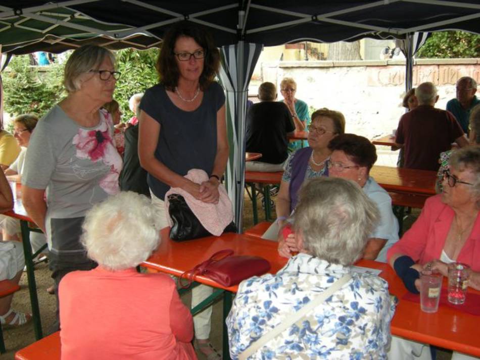 Susanne Kassold im Gespräch mit Besuchern beim Dallesplatzfest