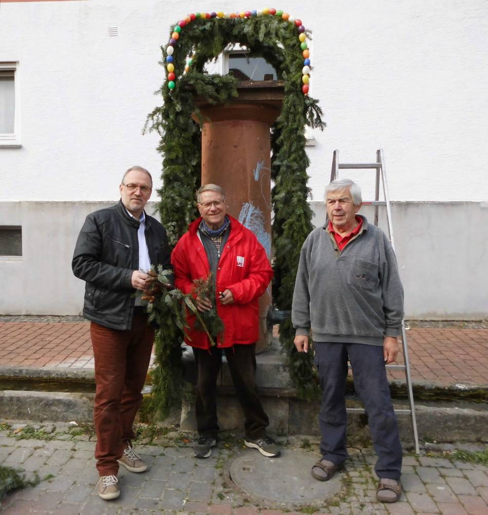 Thomas Görlich, Rainer Züsch, Fritz Amann schmücken den Peter-Geibel-Brunnen österlich Thomas Görlich, Rainer Züsch, Fritz Amann schmücken den Peter-Geibel-Brunnen österlich