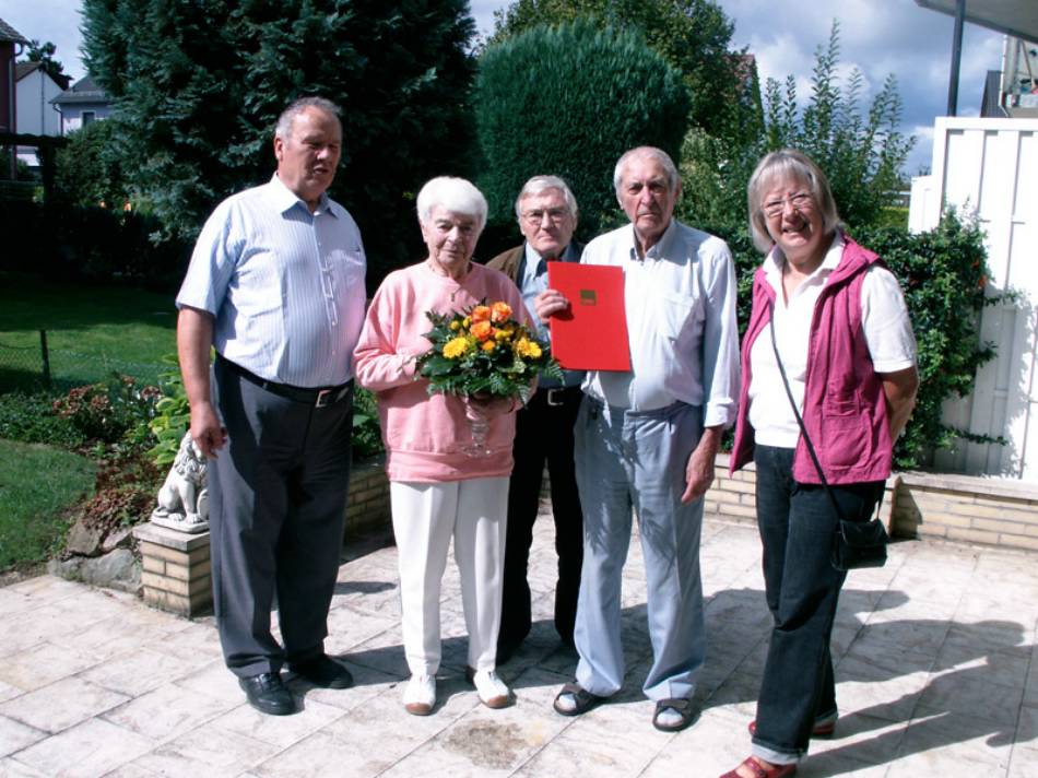 Wilhelm Fennel mit Frau und Gratulanten - von links: Klaus-Peter Hampf, Ehrenvorsitzender SPD Karben, Frau Martha Fennel, Freund und Nachbar Willi Börstler, der Jubilar Wilhelm Fennel und Christel Zobeley, SPD-Vorsitzende von Karben